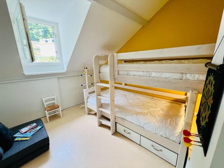 Photo of the whole room, bunk bed