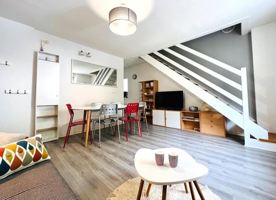 TV and multimedia, Living room, Dining area
