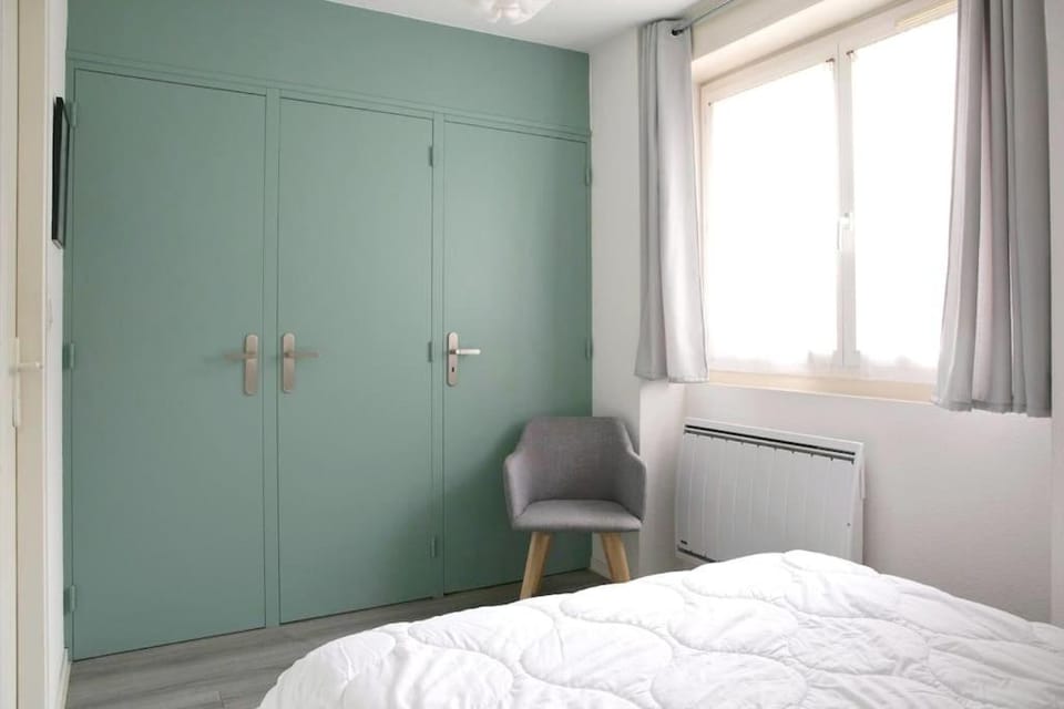 Photo of the whole room, storage
