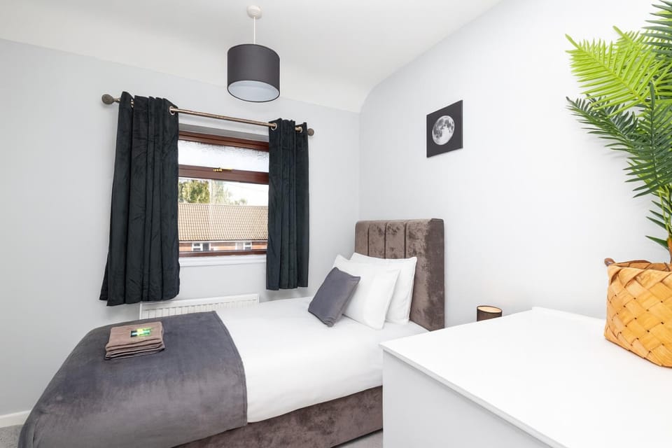 Bed, Living room, Photo of the whole room, Seating area, Bedroom