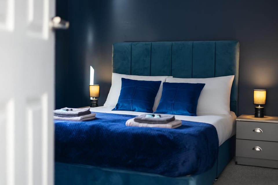 Bed, Photo of the whole room, Bedroom, towels