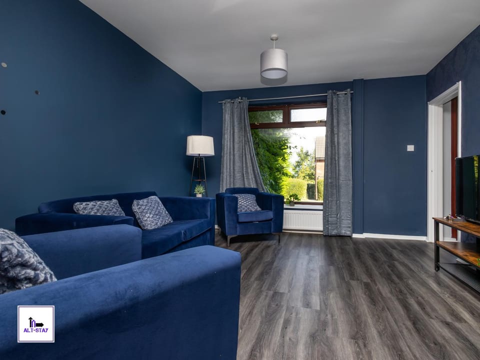 Communal lounge/ TV room, TV and multimedia, Living room, Seating area, Evening entertainment