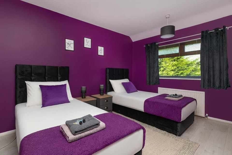 Bed, TV and multimedia, Photo of the whole room, Bedroom, towels