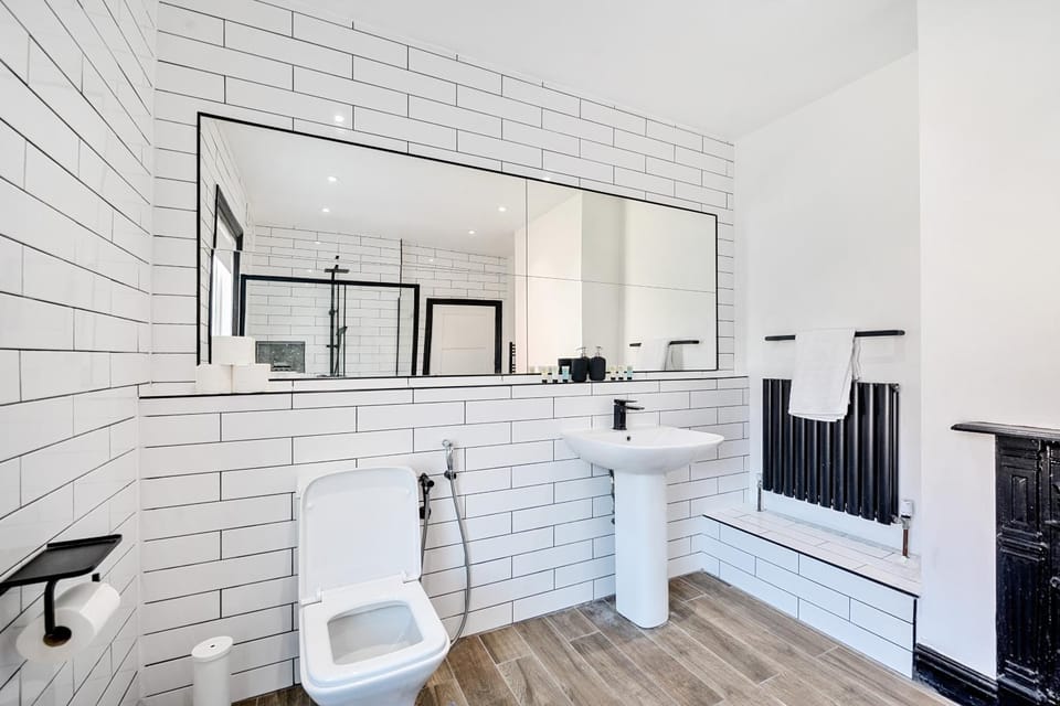 MODERN DUPLEX APARTMENT LOCATED NEAR CITY CENTRE with FREE PARKING, WI FI & NETFLIX BY AI ESTATE GROUP Apartment in Reading