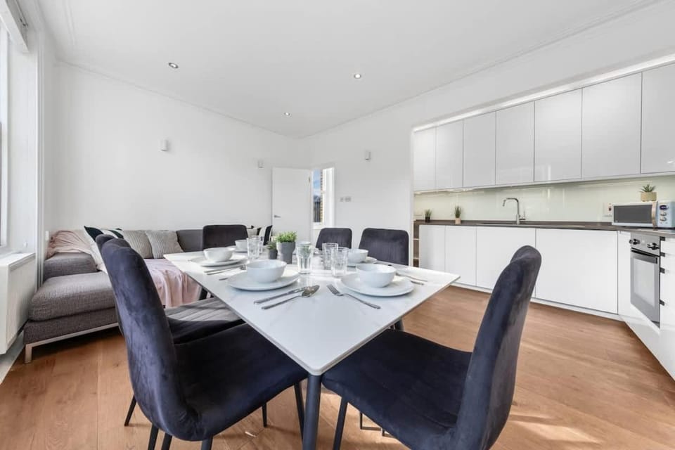 Shard View on Terrace 4BR Rare London Stay, Cinematic Scenes for 10 Apartment in London Borough of Southwark