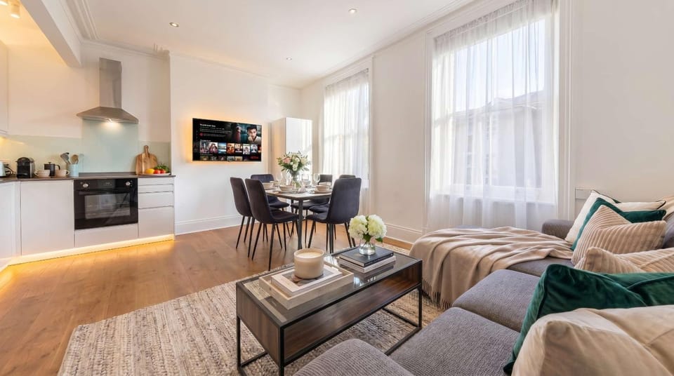 TV and multimedia, Kitchen or kitchenette, Living room, Seating area, Dining area