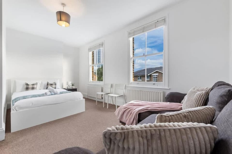 Shard View on Terrace 4BR Rare London Stay, Cinematic Scenes for 10 Apartment in London Borough of Southwark