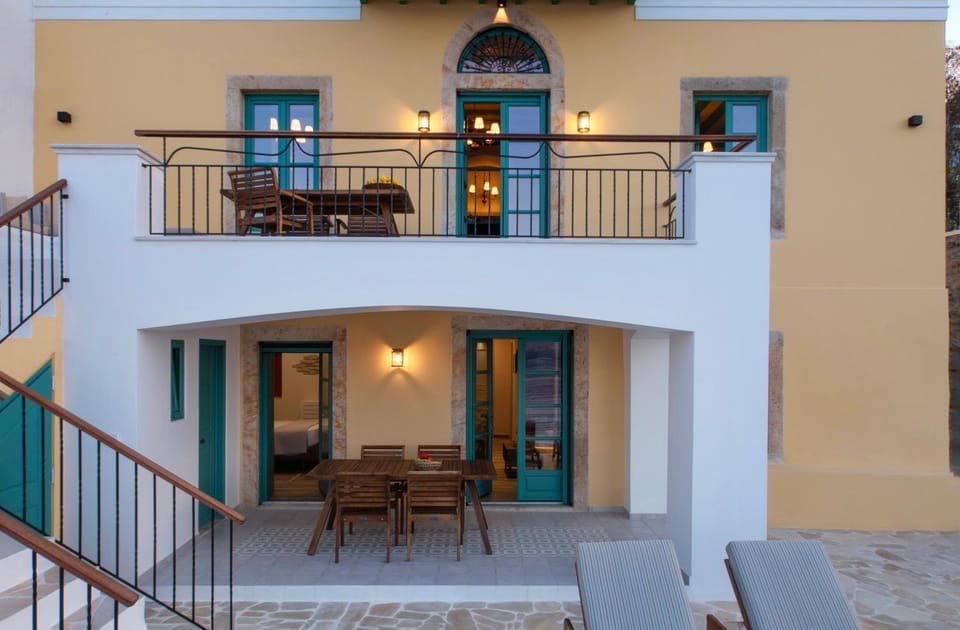 Property building, Patio, Day, Balcony/Terrace