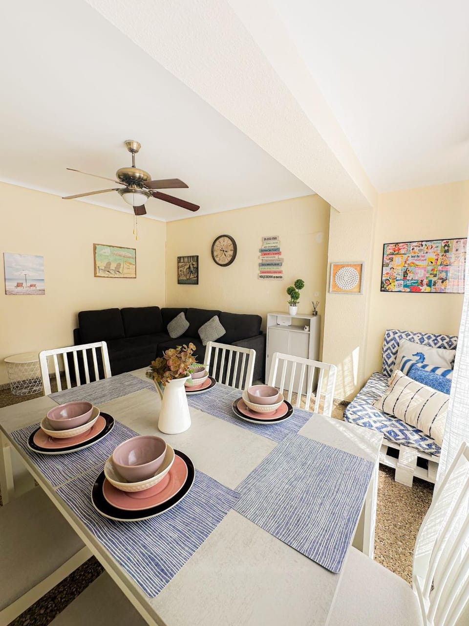 Living room, Seating area