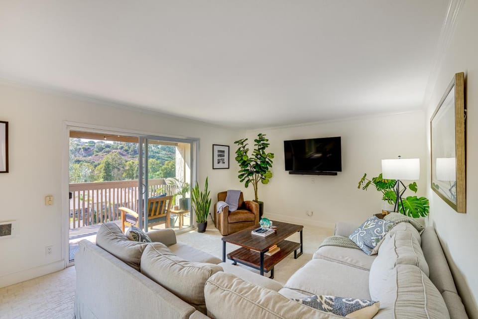 San Diego Condo w/ Pool Access ~ 2 Mi to Beach! House in La Jolla