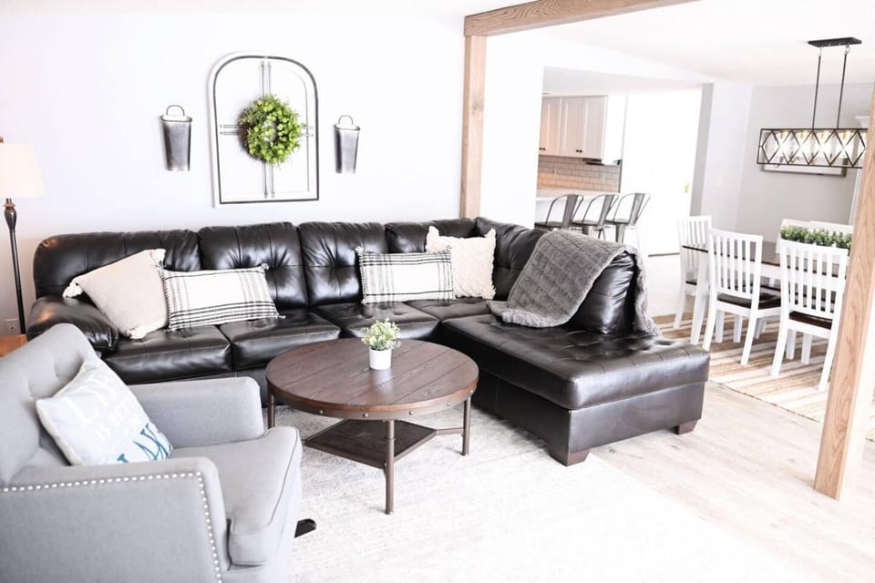Living room, Seating area, Dining area