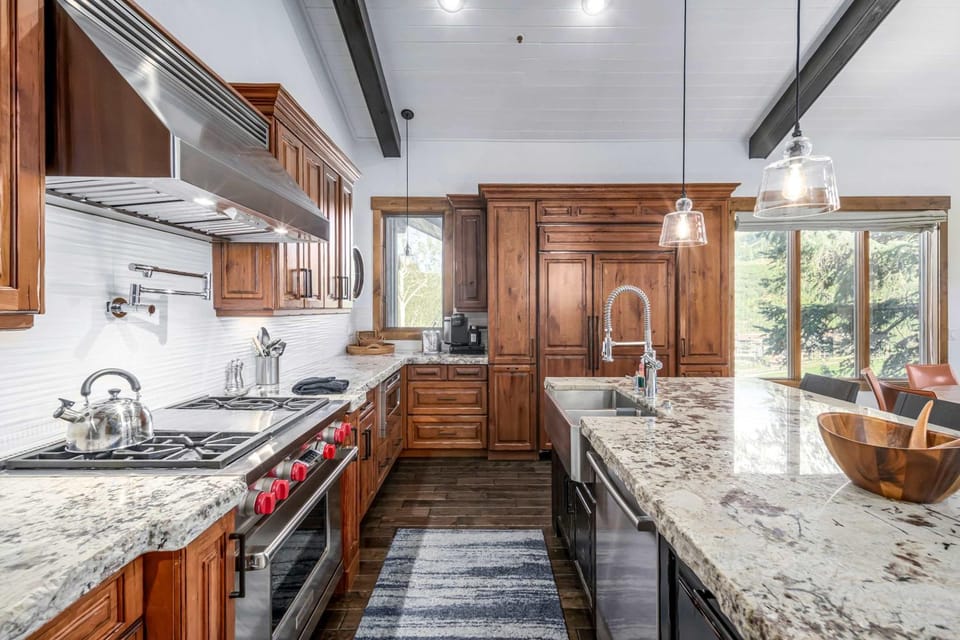 Luxury Deer Valley, Escape Hot Tub & 4 Fireplaces! House in Park City
