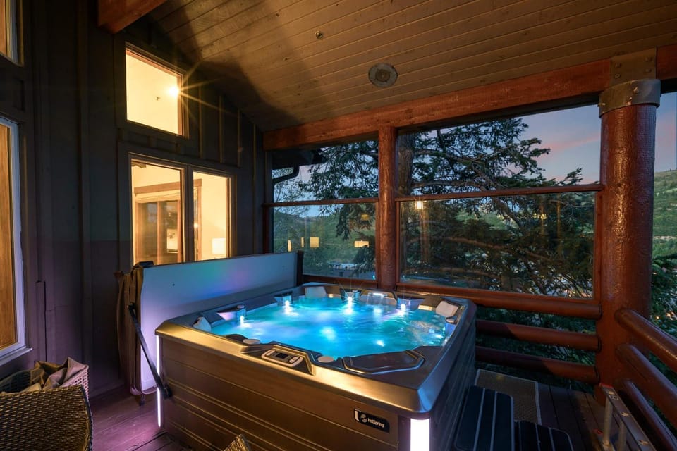 Luxury Deer Valley, Escape Hot Tub & 4 Fireplaces! House in Park City