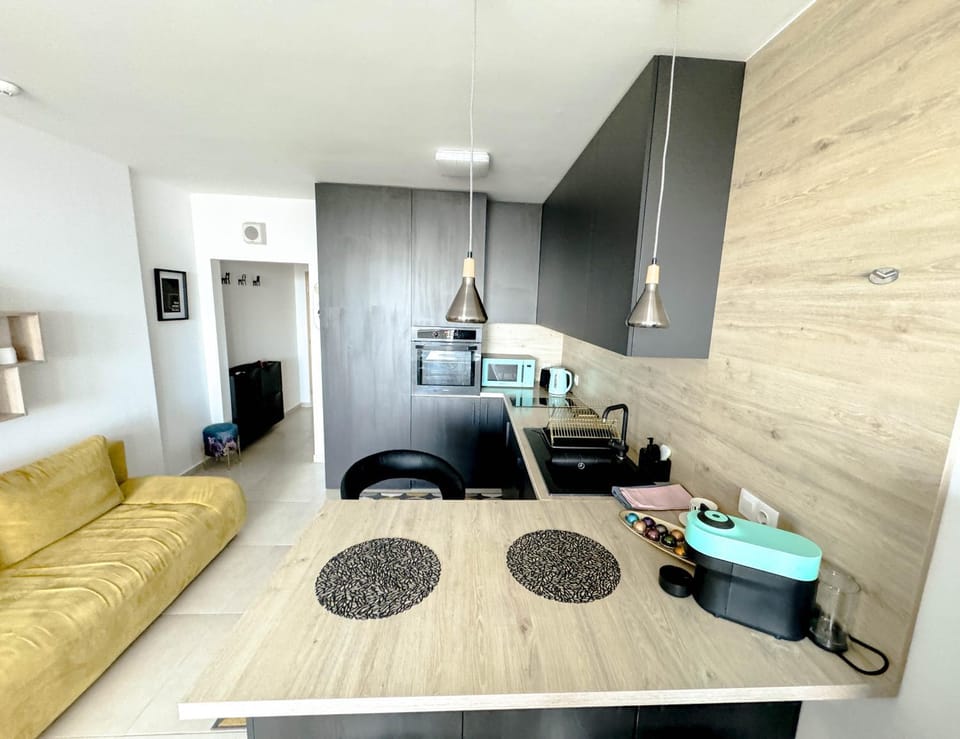 Kitchen or kitchenette, Seating area, minibar, oven, stove
