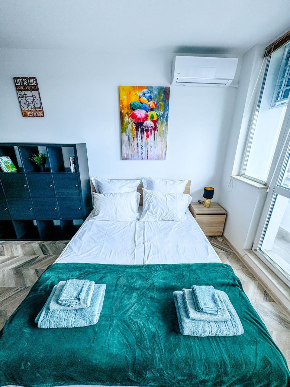 Bed, Bedroom, towels