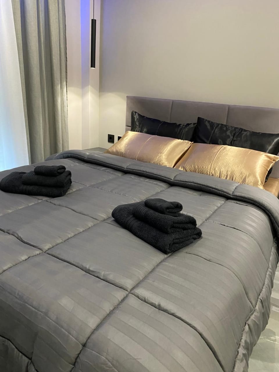 Bed, towels