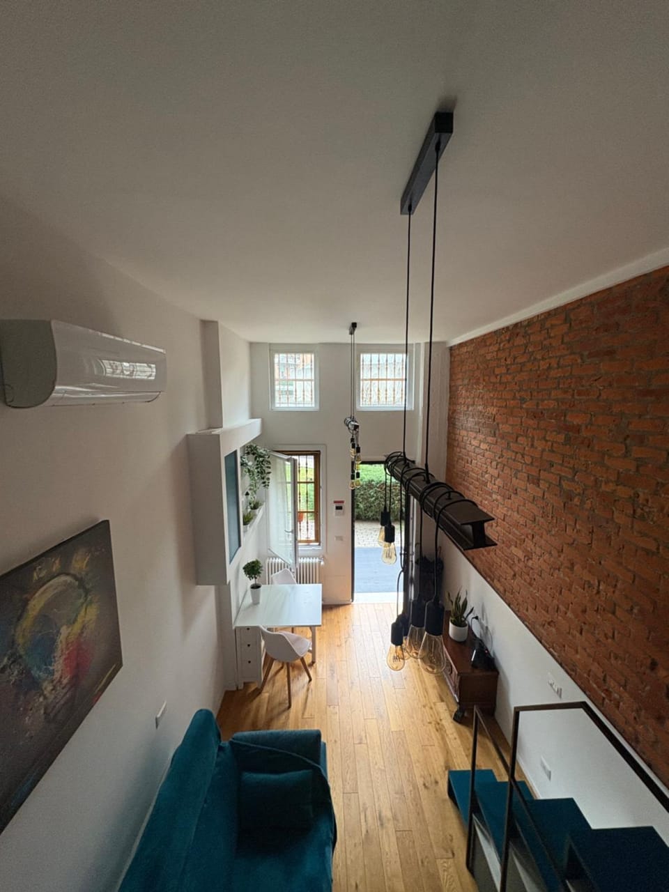 Living room, Photo of the whole room, Seating area, air conditioner