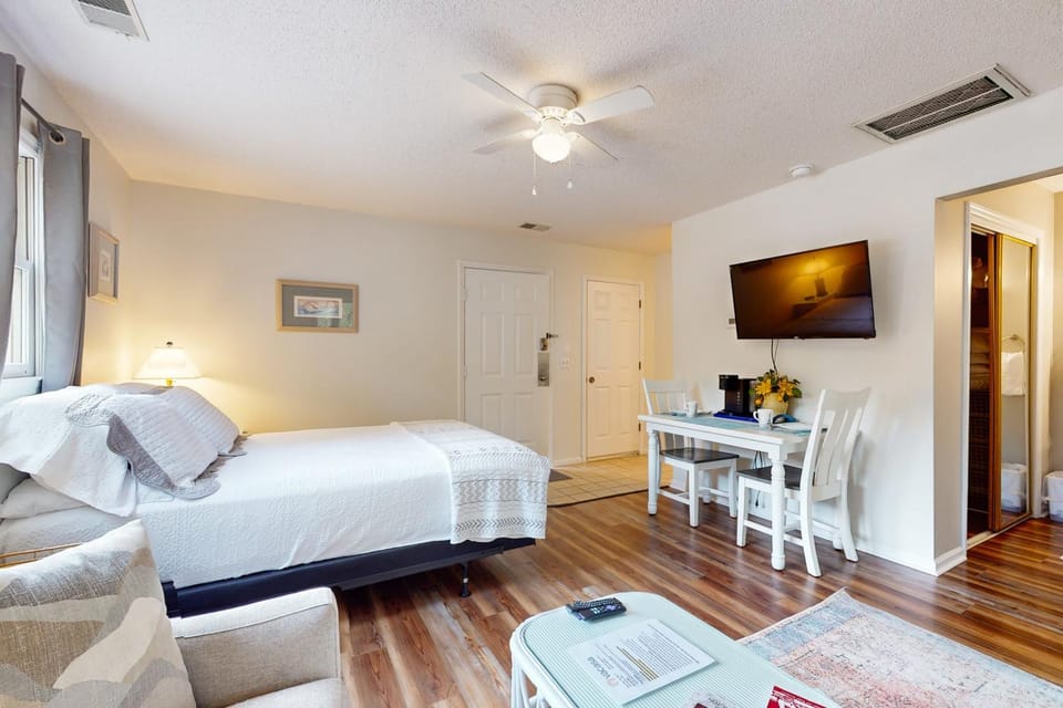 SB25B Clubhouse Villa Mini-Suite House in Sunset Beach