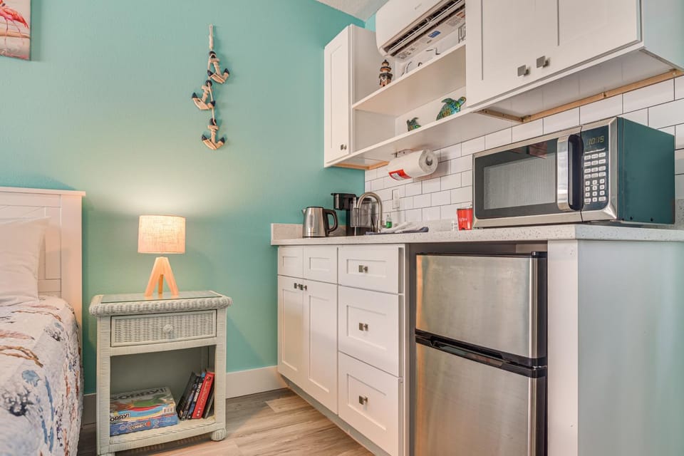 Walk to John's Pass: Studio w/ Pool Access! House in Madeira Beach