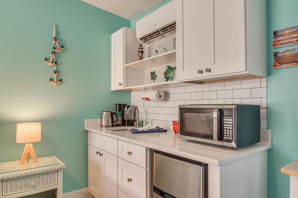 Walk to John's Pass: Studio w/ Pool Access! House in Madeira Beach