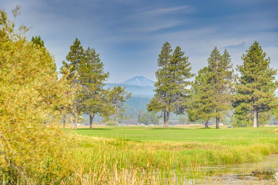 Mountain-View Condo Walk to Sunriver Resort Apartment in Sunriver