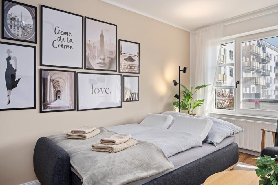 Bed, Living room, Photo of the whole room, Seating area, Bedroom, towels