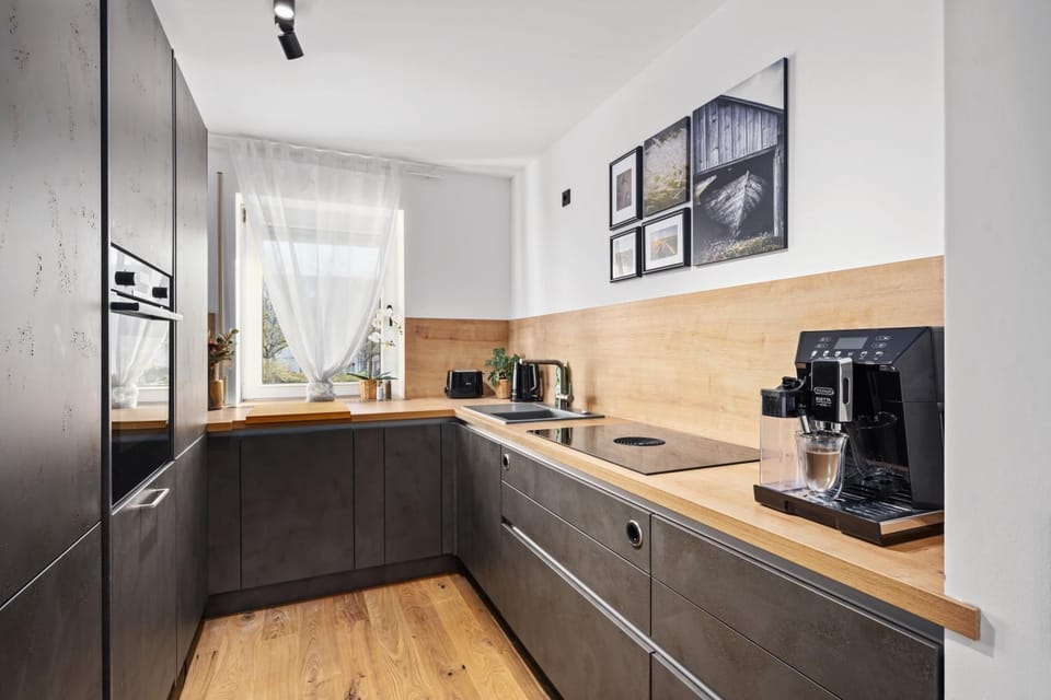 Coffee/tea facilities, Kitchen or kitchenette, dishwasher, stove