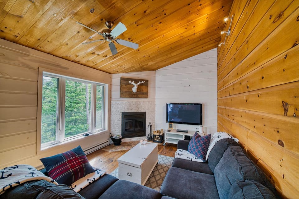 Chalet Le Cozy, Spa et Sauna Chalet in Saint-Donat