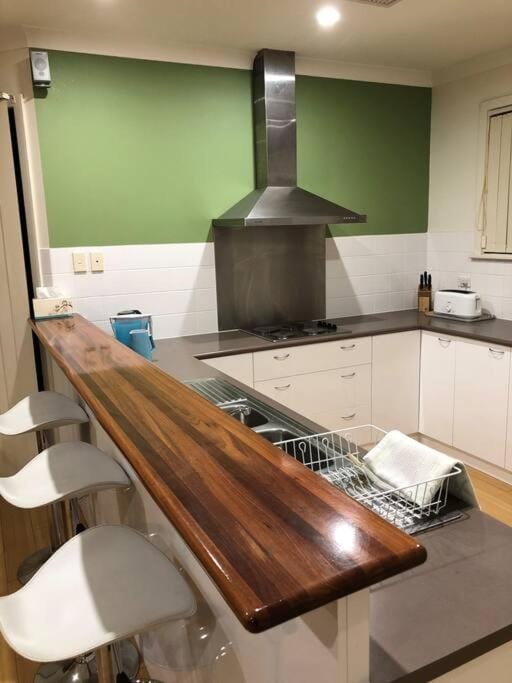 Karma Waters Beach House, 100m from beach House in Middleton