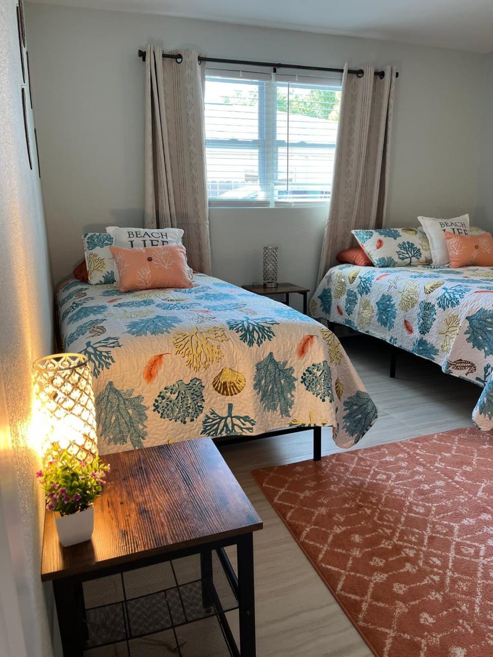 Coastal Home,Walk,Bike to Beach,Large fenced yard, Large driveway Apartment in Naples Park