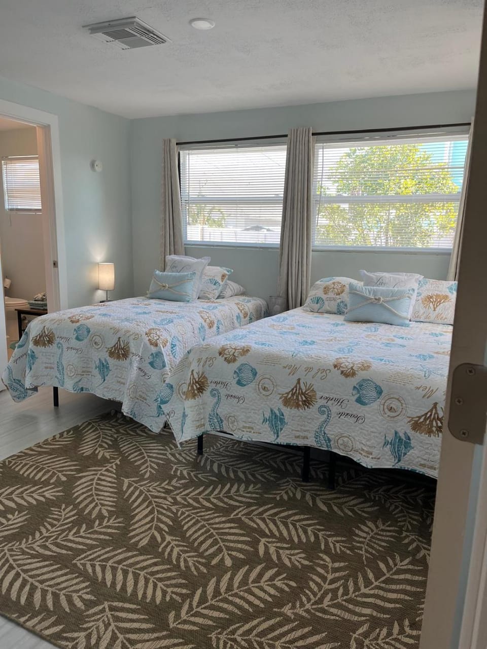 Coastal Home,Walk,Bike to Beach,Large fenced yard, Large driveway Apartment in Naples Park