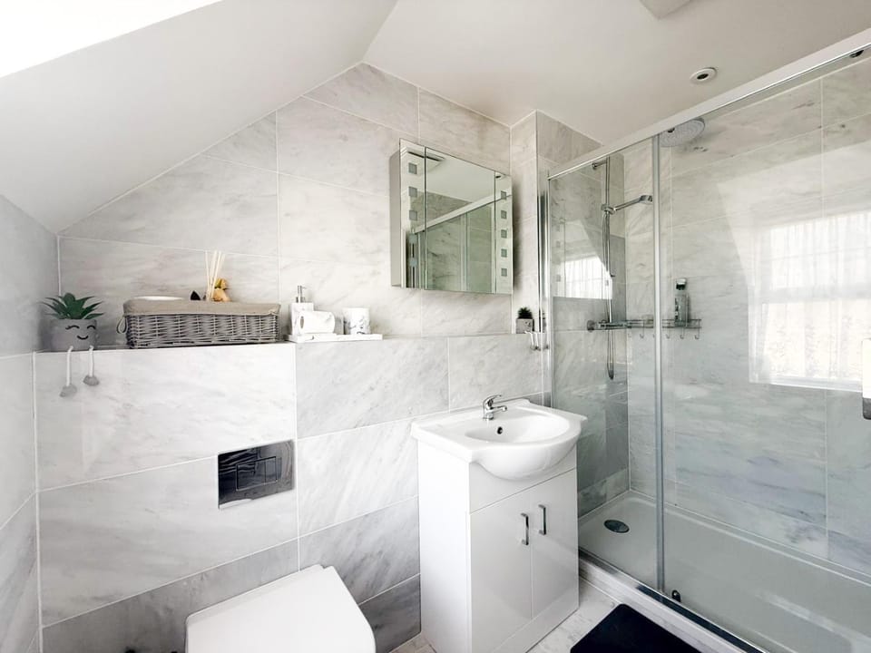 Serene Home ideally connected to Central London House in Bromley