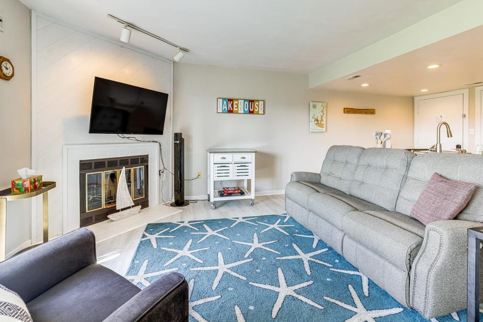 Bernard's Landing Condo - Includes Linens! House in Smith Mountain Lake
