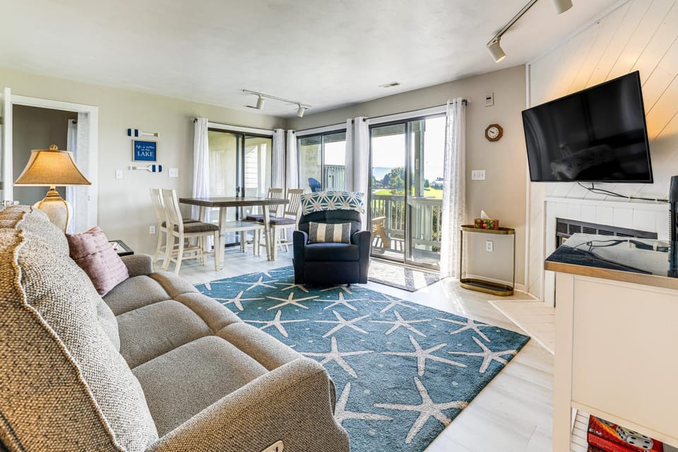 Bernard's Landing Condo - Includes Linens! House in Smith Mountain Lake