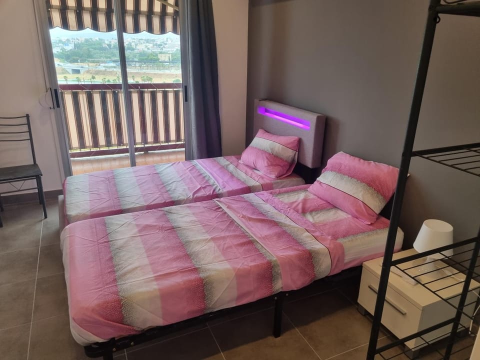 F3 ,appartement climatisé neuf, magnifique vue sur mer et aéroport, proche tram et gare sncf 1 min,aéroport 3 minutes, 3 rooms, new AC apartment, magnificent sea and airport views, close to tram and SNCF train station 1 min, airport 3 min Apartment in Nice