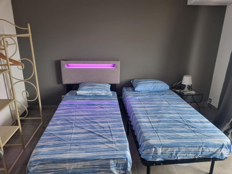 F3 ,appartement climatisé neuf, magnifique vue sur mer et aéroport, proche tram et gare sncf 1 min,aéroport 3 minutes, 3 rooms, new AC apartment, magnificent sea and airport views, close to tram and SNCF train station 1 min, airport 3 min Apartment in Nice