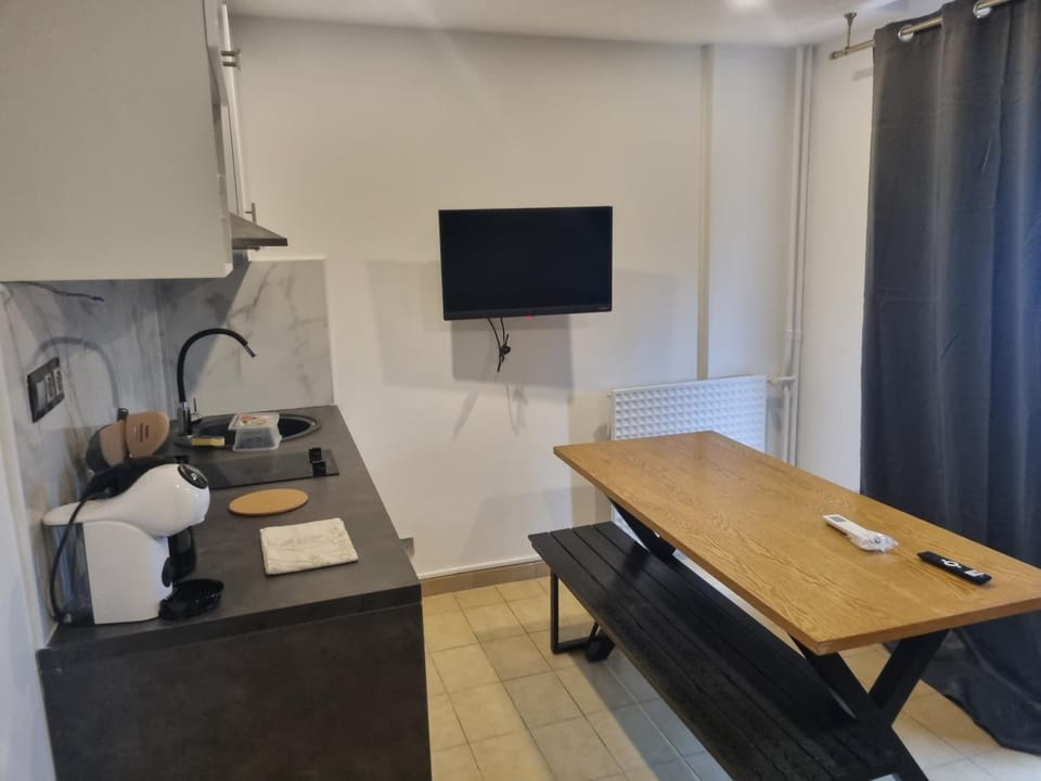 F3 ,appartement climatisé neuf, magnifique vue sur mer et aéroport, proche tram et gare sncf 1 min,aéroport 3 minutes, 3 rooms, new AC apartment, magnificent sea and airport views, close to tram and SNCF train station 1 min, airport 3 min Apartment in Nice