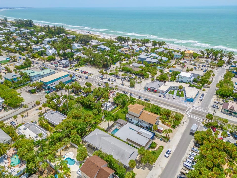 AMI 1 Block 2 Beach, Big Heated Saltwater Pool House in Anna Maria Island