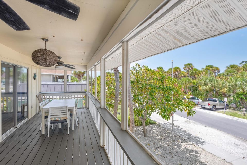 AMI 1 Block 2 Beach, Big Heated Saltwater Pool House in Anna Maria Island