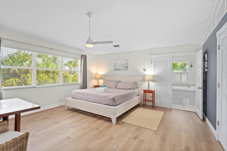 AMI 1 Block 2 Beach, Big Heated Saltwater Pool House in Anna Maria Island