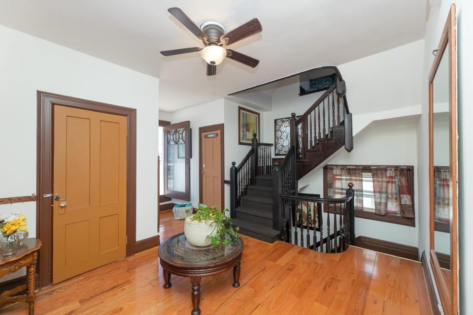 The Gem-Reserve a King-Full or Twin Room with Sauna and Free Parking plus more Apartment in Jersey City