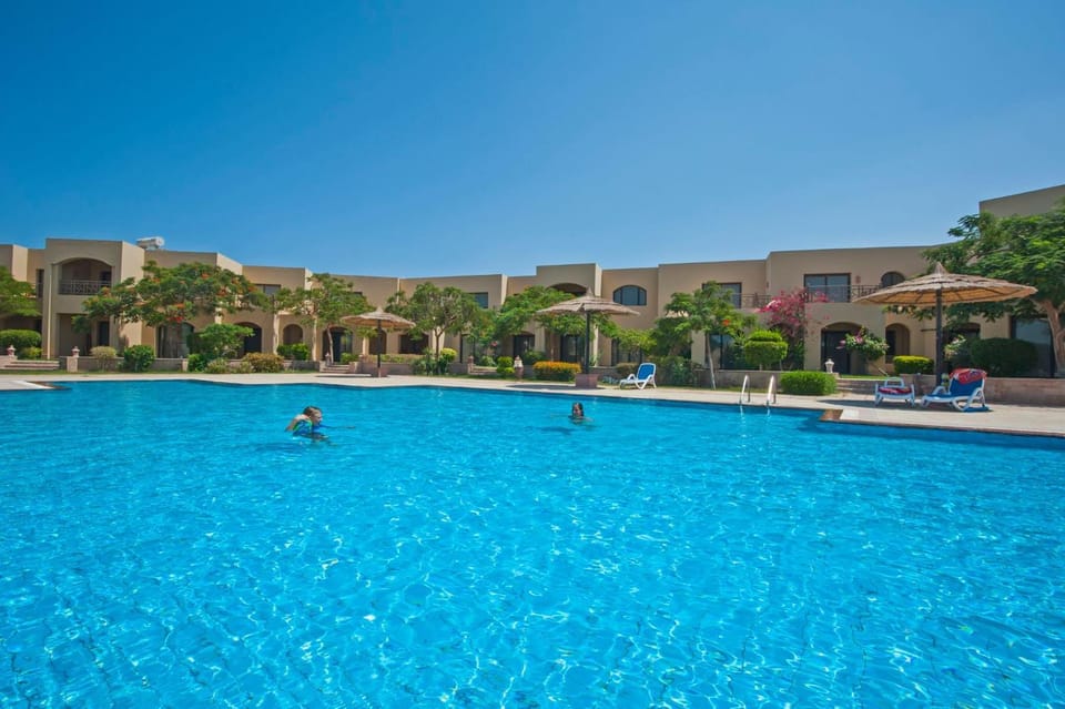 Property building, Day, Pool view, Swimming pool
