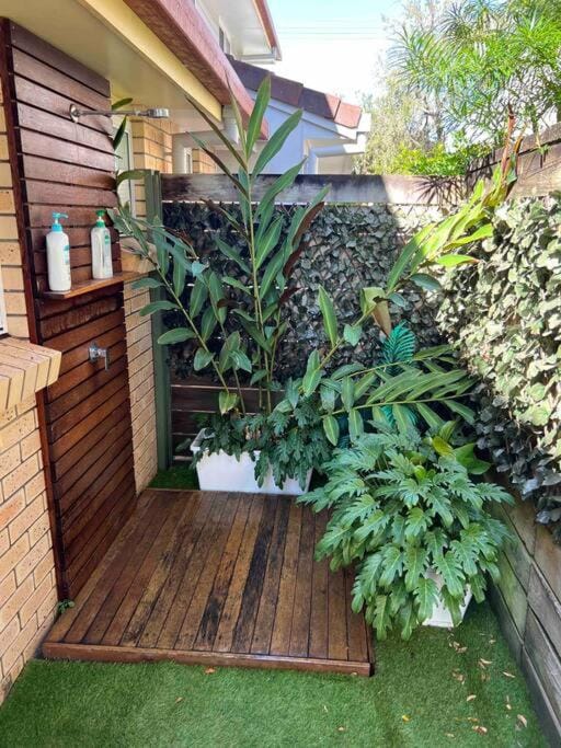 Beach Life - 3 Bedroom Duplex, 80 steps to Mermaid beach Apartment in Mermaid Beach