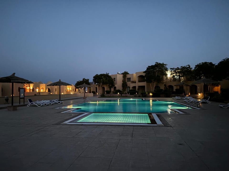 Night, Swimming pool, sunbed