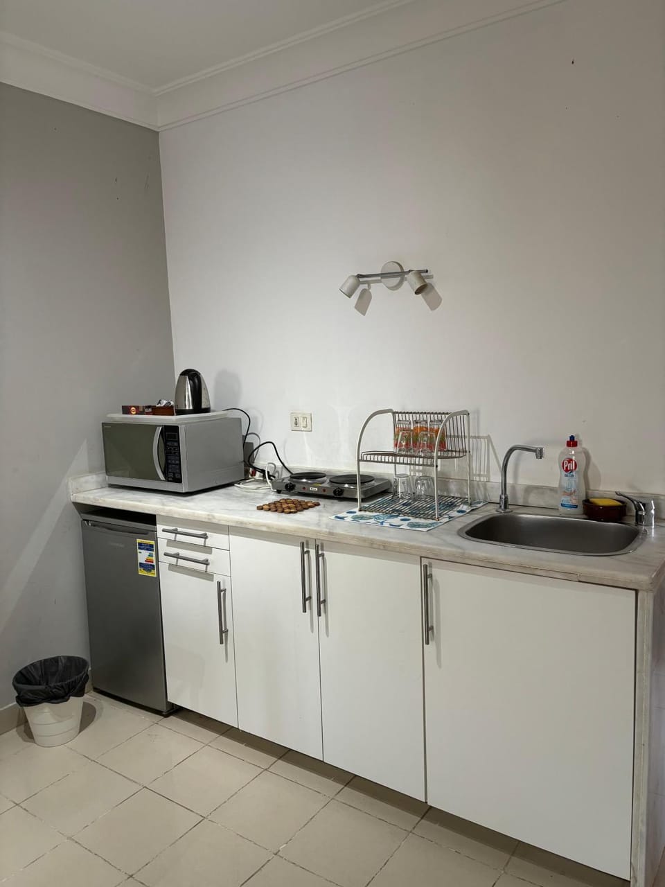 Kitchen or kitchenette, minibar, stove