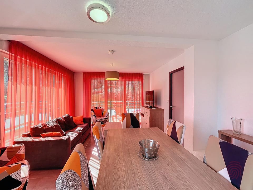 Bel F3 climatisé avec parkings, terrasse et vue sur montagnes à 50m du centre et des thermes - FR-1-451-213 Apartment in Occitanie