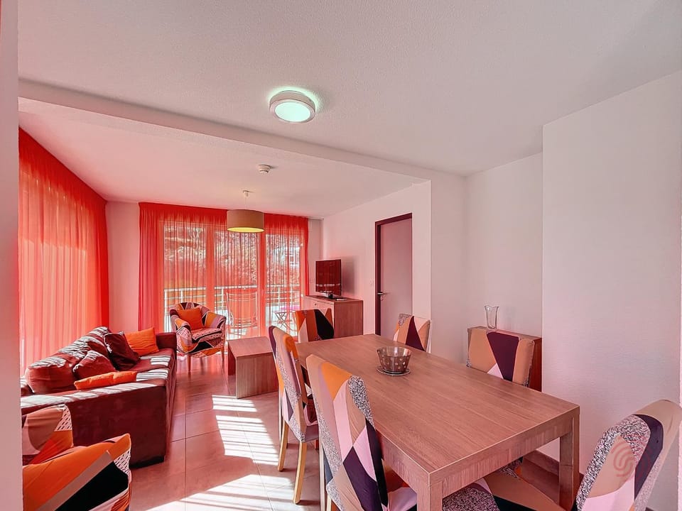 Bel F3 climatisé avec parkings, terrasse et vue sur montagnes à 50m du centre et des thermes - FR-1-451-213 Apartment in Occitanie
