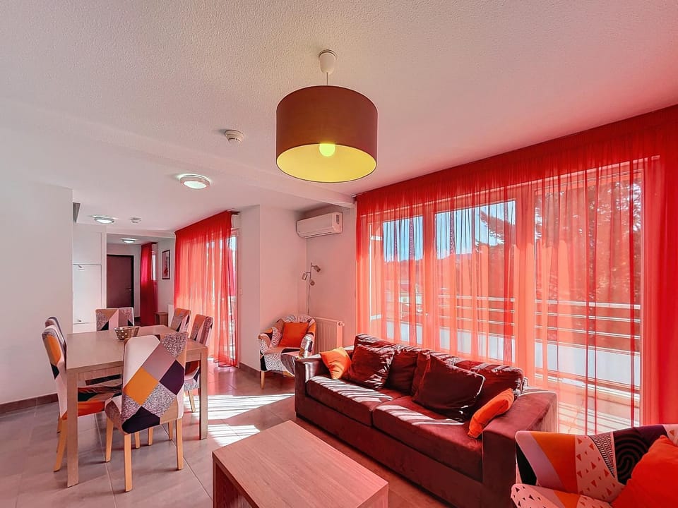 Bel F3 climatisé avec parkings, terrasse et vue sur montagnes à 50m du centre et des thermes - FR-1-451-213 Apartment in Occitanie