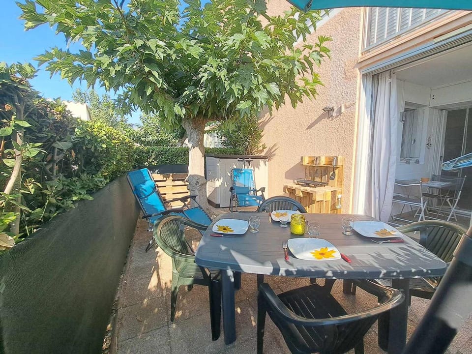 Apt RDC avec accès direct plage, grande terrasse, cuisine équipée, PARKING - FR-1-326-837 Apartment in Marseillan