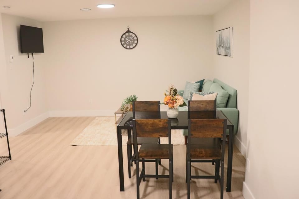 TV and multimedia, Living room, Seating area, Dining area